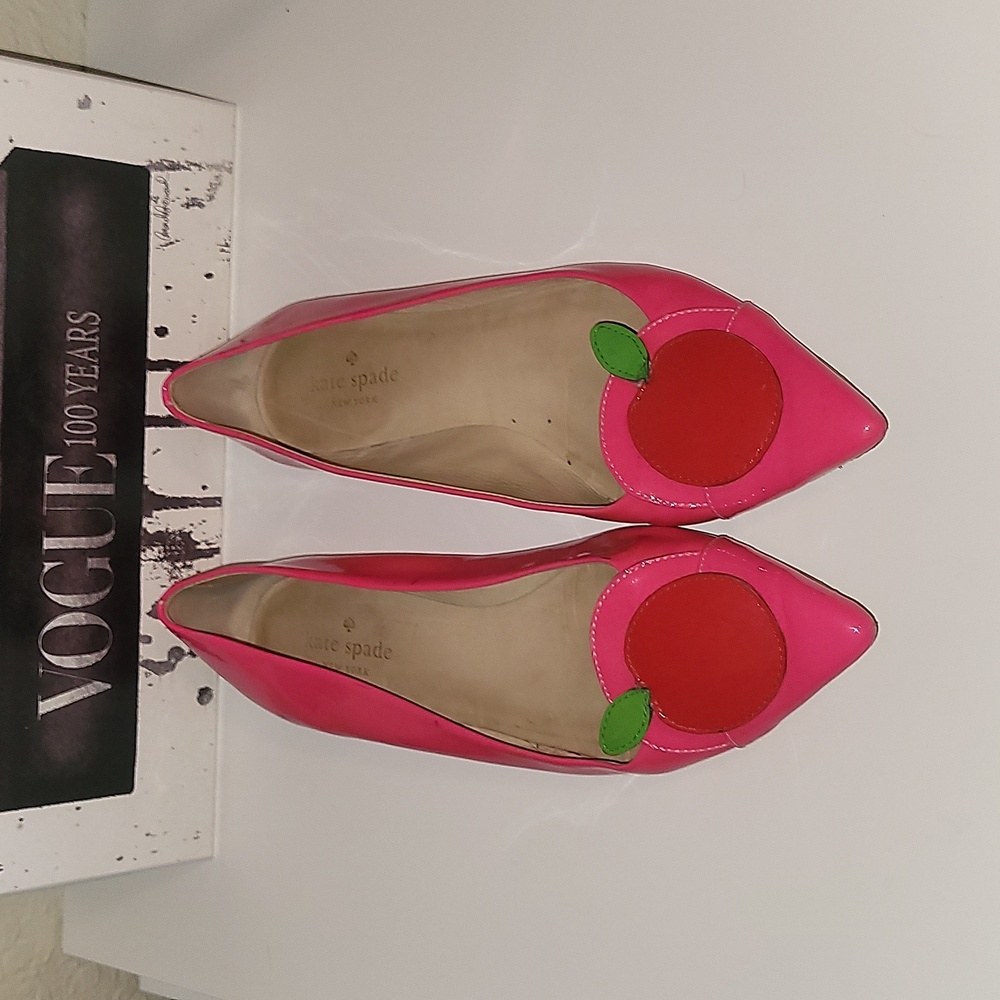 RARE-Kate Spade pink patent pointed toe flats, w/ apple detail, sz 7.5